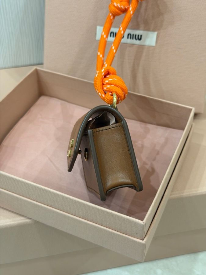 #全新全配🈶台灣購證 Miumiu焦糖棕信封耳機包包掛-5