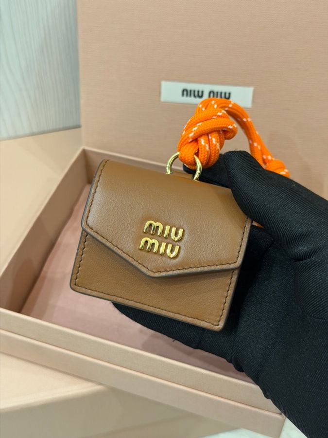 #全新全配🈶台灣購證 Miumiu焦糖棕信封耳機包包掛-6
