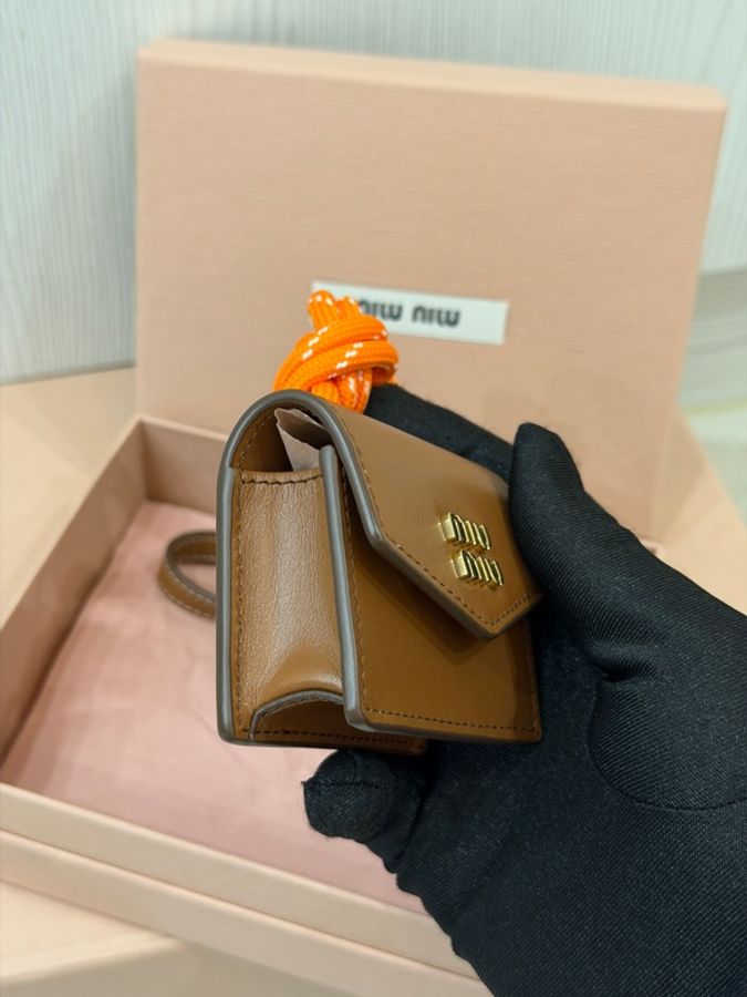 #全新全配🈶台灣購證 Miumiu焦糖棕信封耳機包包掛-7