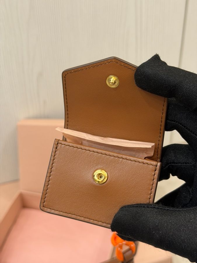 #全新全配🈶台灣購證 Miumiu焦糖棕信封耳機包包掛-11