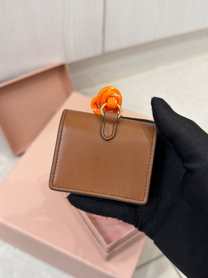 #全新全配🈶台灣購證 Miumiu焦糖棕信封耳機包包掛-12