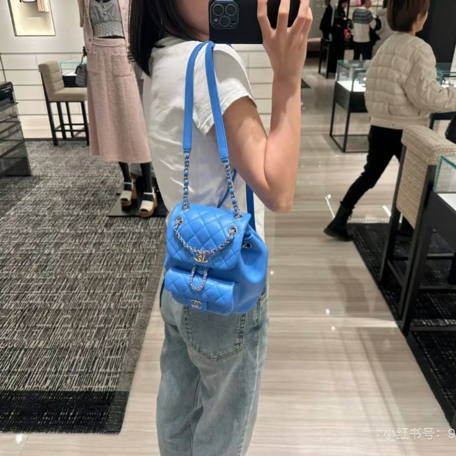 CHANEL 藍色金扣duma小號後背包17.5*19*11 98新配件塵袋-2