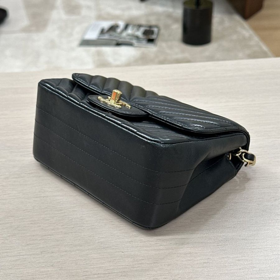 CHANEL 黑金V紋方胖子肩背斜背包 17*13*7 98新配件塵袋保卡-4