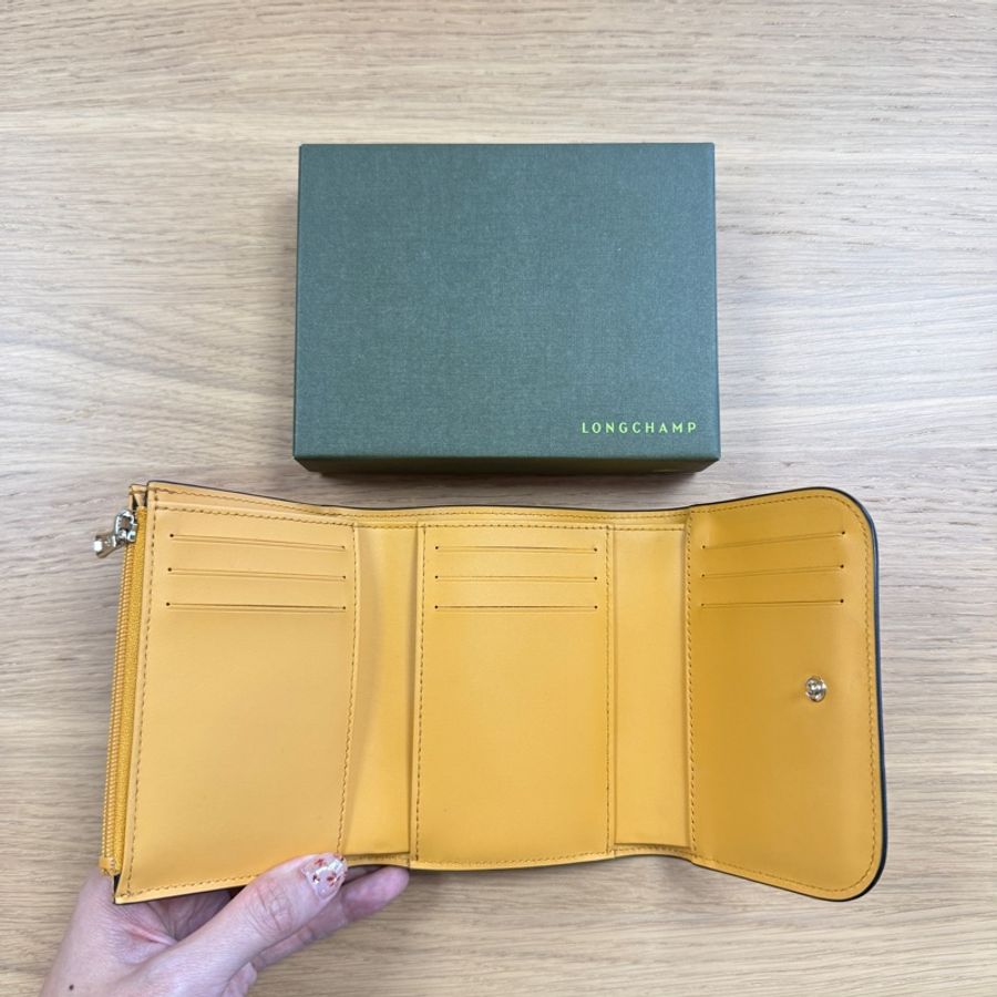 Longchamp BOX-TROT 小牛皮金屬logo三折短夾-1
