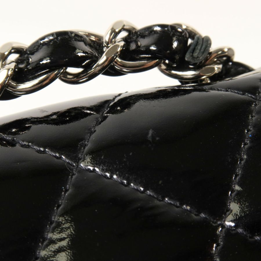 CHANEL 漆皮皮革Mini Classic 20鏈帶肩背袋-13