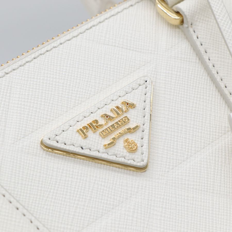 (近新閒置品🌟專櫃 14 萬在售)Prada 普拉達 Galleria 小型 幾何壓紋 小牛皮 奶白色 兩用 手提包 斜背包 殺手包-8