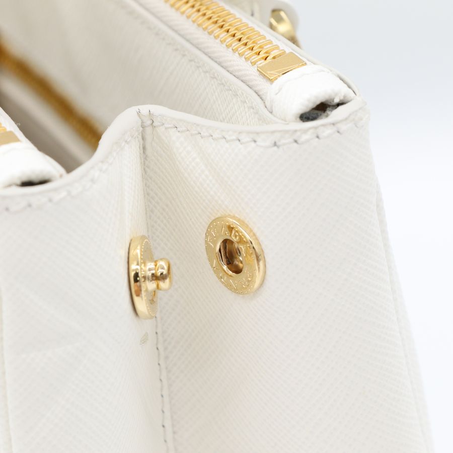 (近新閒置品🌟專櫃 14 萬在售)Prada 普拉達 Galleria 小型 幾何壓紋 小牛皮 奶白色 兩用 手提包 斜背包 殺手包-9