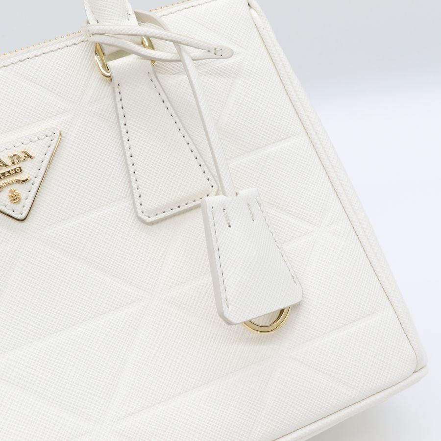 (近新閒置品🌟專櫃 14 萬在售)Prada 普拉達 Galleria 小型 幾何壓紋 小牛皮 奶白色 兩用 手提包 斜背包 殺手包-10