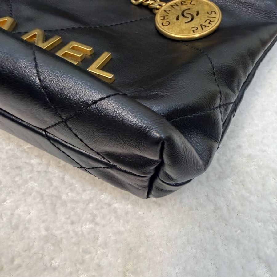 Chanel黑色牛皮金釦mini22迷你包-3
