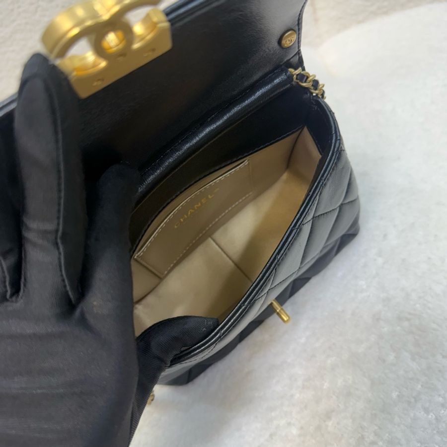 Chanel黑色小羊皮垂墜珍珠鏈字母金釦cf20-16