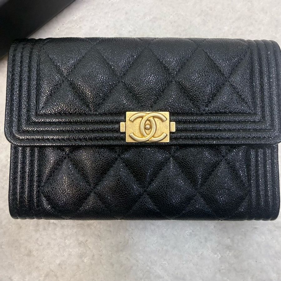 Chanel 黑金荔枝皮Boy下蓋中夾-2