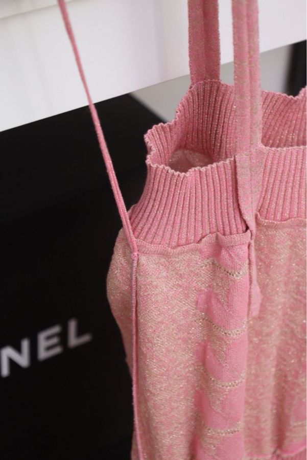 Chanel 16年度假首尔系列粉色针织收腰吊带连衣裙半裙套装-20