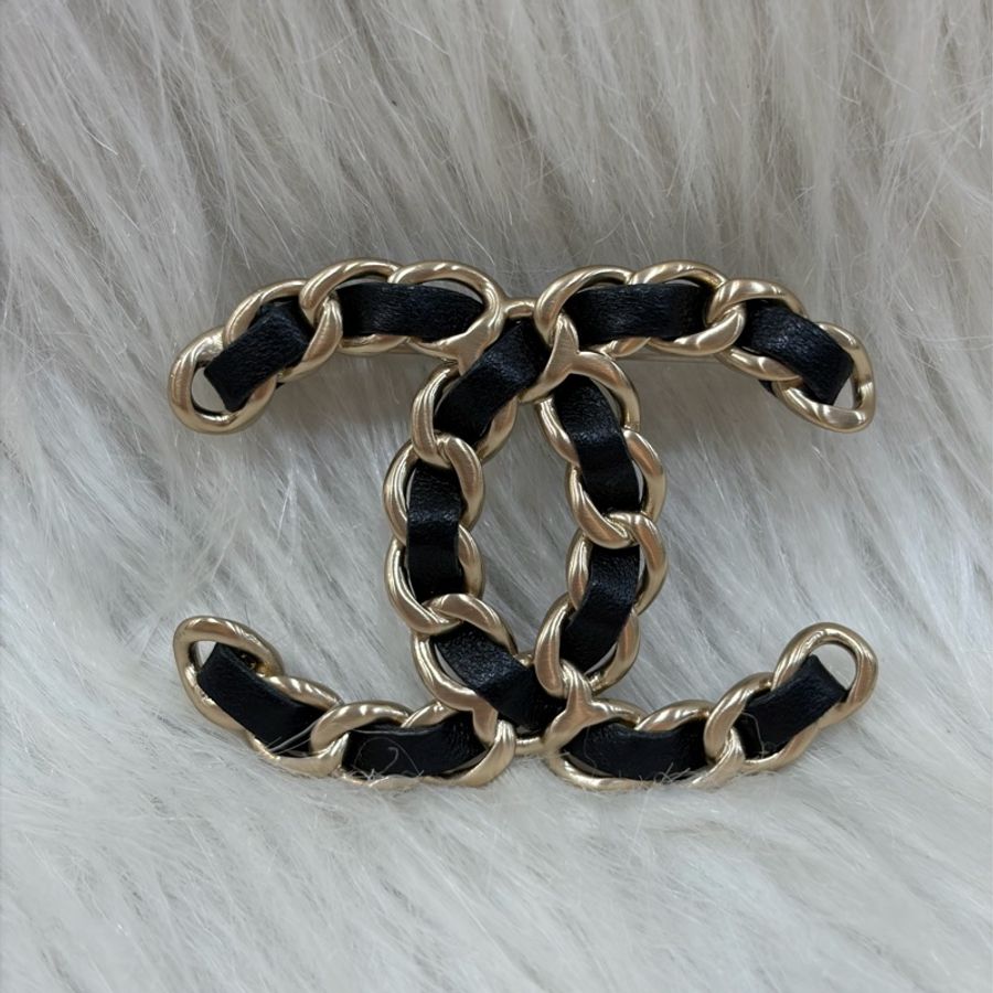 CHANEL A96202 黑色皮穿鍊 大雙C 金屬 logo 胸針-1