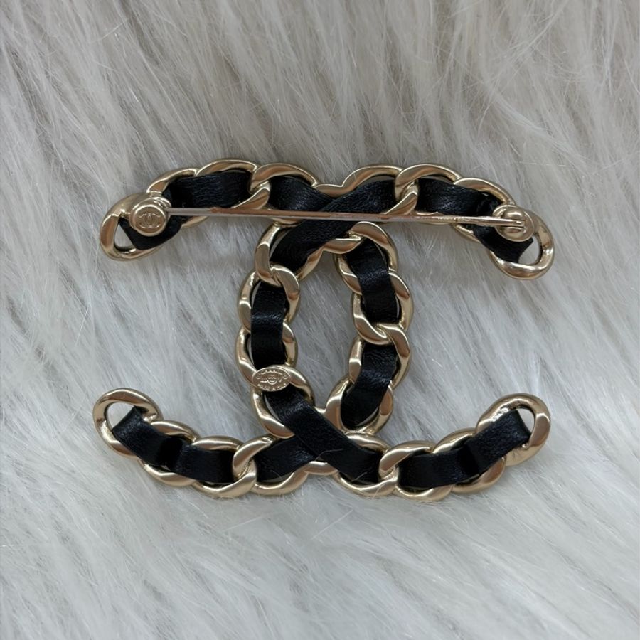 CHANEL A96202 黑色皮穿鍊 大雙C 金屬 logo 胸針-2