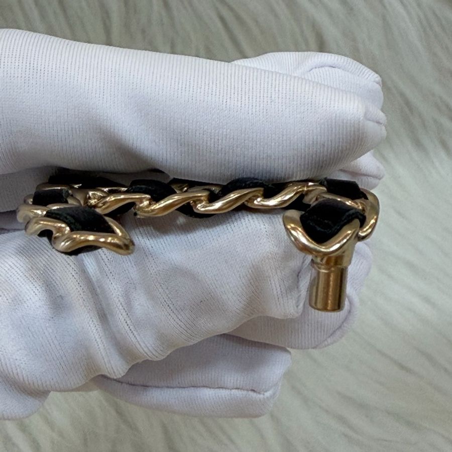 CHANEL A96202 黑色皮穿鍊 大雙C 金屬 logo 胸針-5