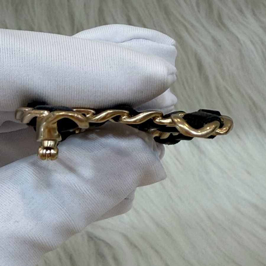 CHANEL A96202 黑色皮穿鍊 大雙C 金屬 logo 胸針-6