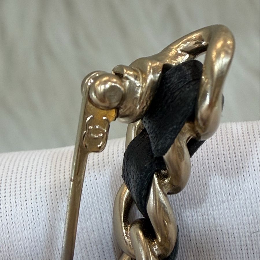 CHANEL A96202 黑色皮穿鍊 大雙C 金屬 logo 胸針-7