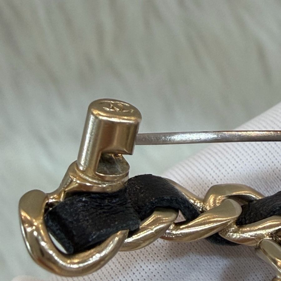 CHANEL A96202 黑色皮穿鍊 大雙C 金屬 logo 胸針-10