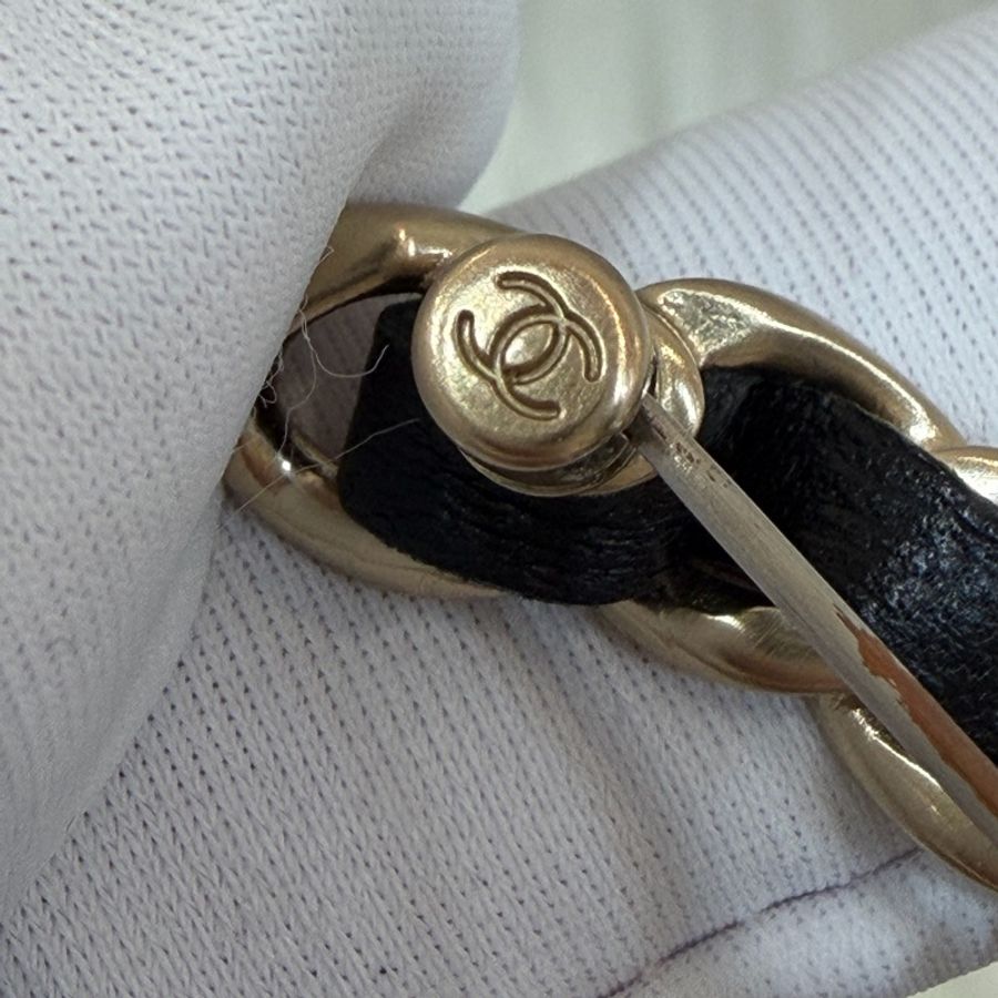 CHANEL A96202 黑色皮穿鍊 大雙C 金屬 logo 胸針-11