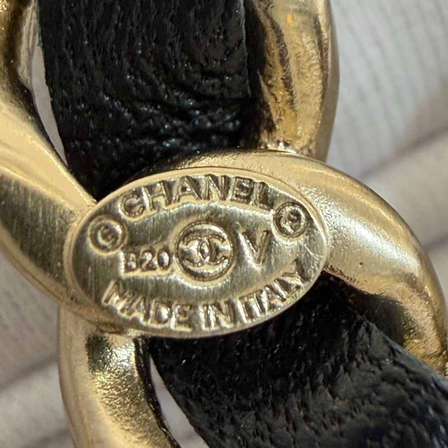 CHANEL A96202 黑色皮穿鍊 大雙C 金屬 logo 胸針-17