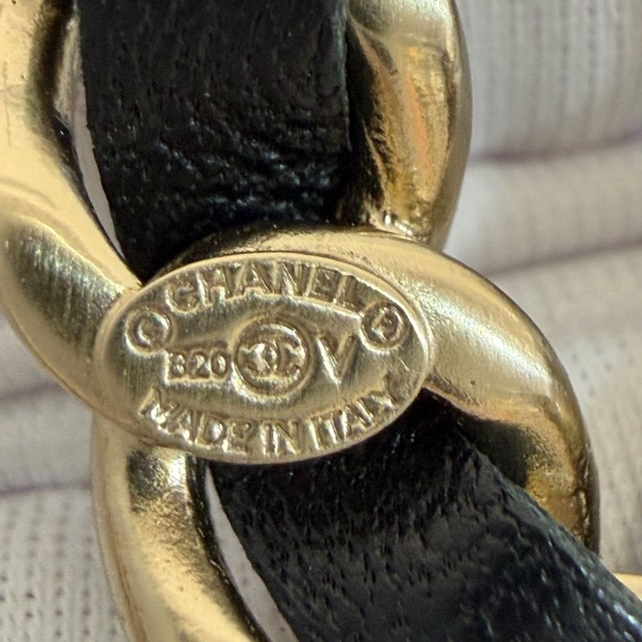 CHANEL A96202 黑色皮穿鍊 大雙C 金屬 logo 胸針-18