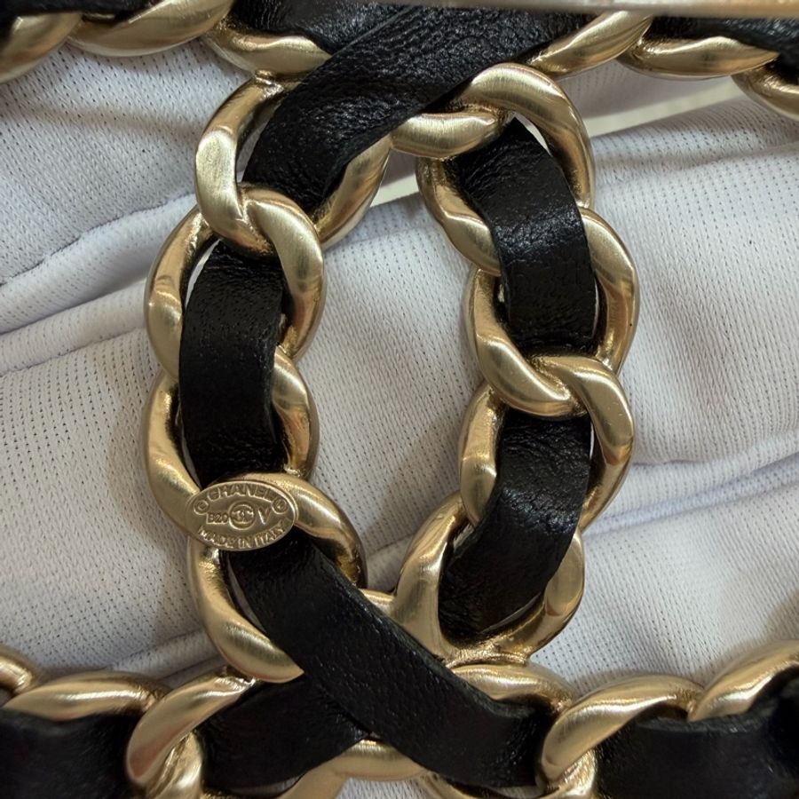 CHANEL A96202 黑色皮穿鍊 大雙C 金屬 logo 胸針-19