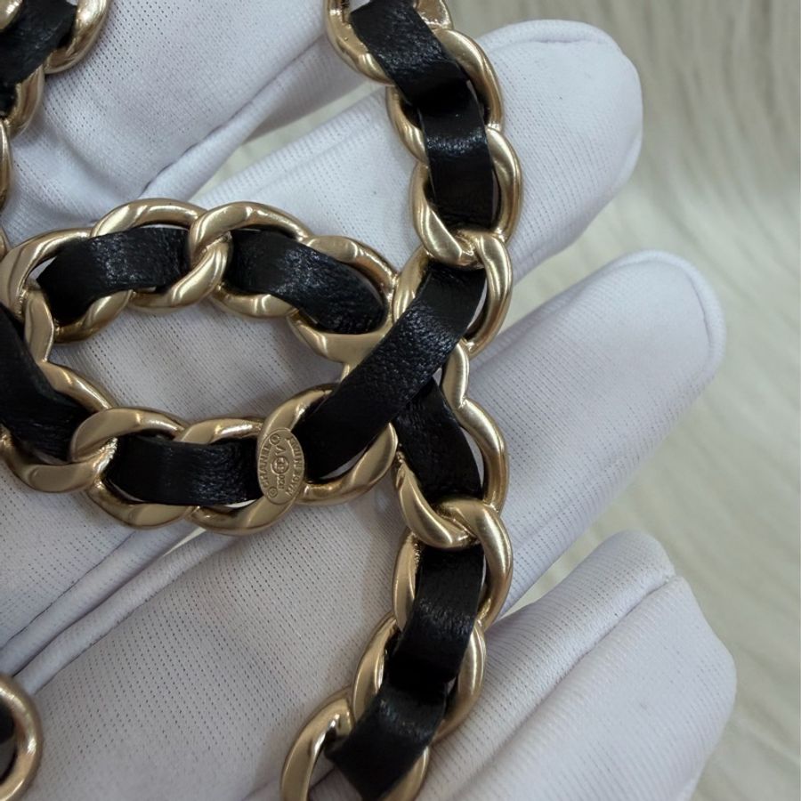 CHANEL A96202 黑色皮穿鍊 大雙C 金屬 logo 胸針-20