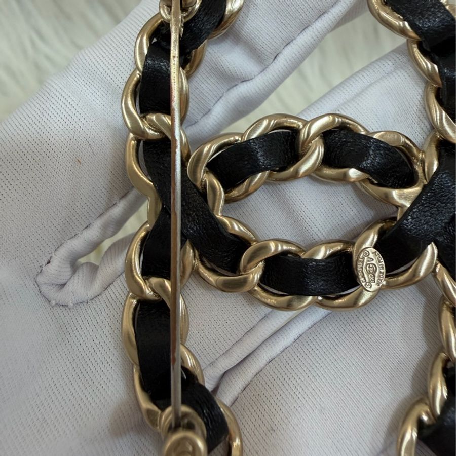CHANEL A96202 黑色皮穿鍊 大雙C 金屬 logo 胸針-21