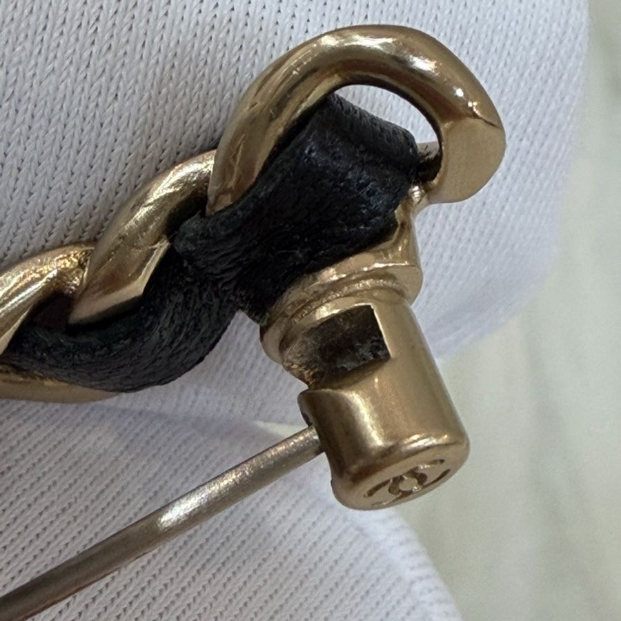 CHANEL A96202 黑色皮穿鍊 大雙C 金屬 logo 胸針-22