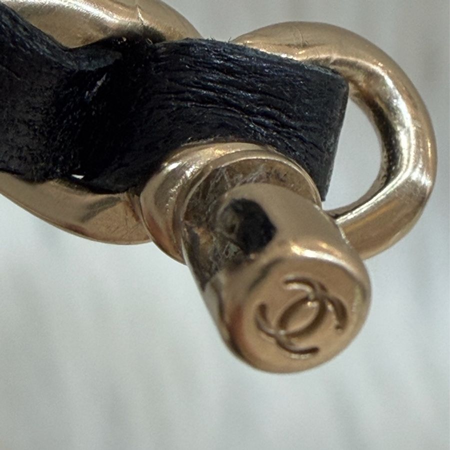 CHANEL A96202 黑色皮穿鍊 大雙C 金屬 logo 胸針-23