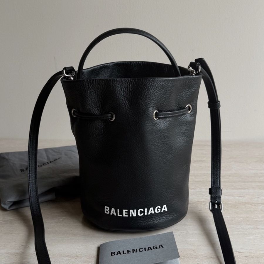 Balenciaga巴黎世家黑色牛皮水桶包 底長15-0