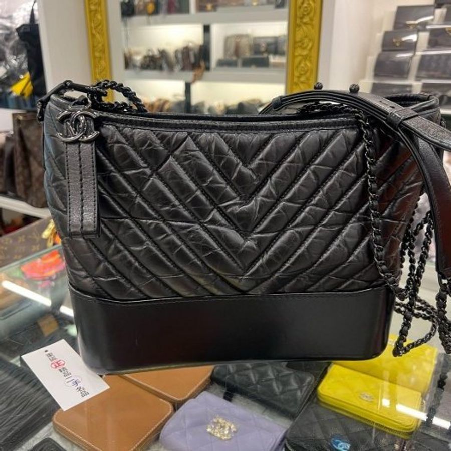 東區正精品㊣CHANEL A93824 Gabrielle HOBO SO BLACK 香奈兒黑色牛皮山行紋黑色皮穿鍊帶流浪包肩背包斜背包中號 RZ6550-0