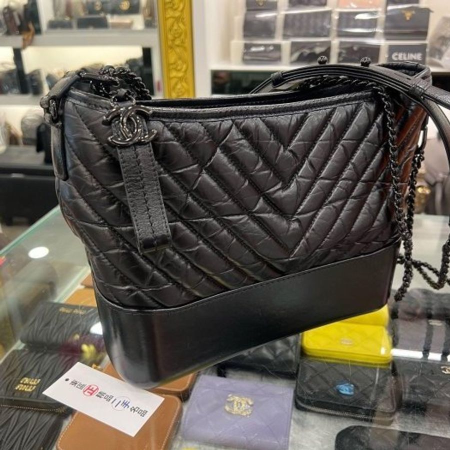 東區正精品㊣CHANEL A93824 Gabrielle HOBO SO BLACK 香奈兒黑色牛皮山行紋黑色皮穿鍊帶流浪包肩背包斜背包中號 RZ6550-1