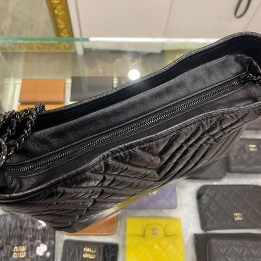 東區正精品㊣CHANEL A93824 Gabrielle HOBO SO BLACK 香奈兒黑色牛皮山行紋黑色皮穿鍊帶流浪包肩背包斜背包中號 RZ6550-2