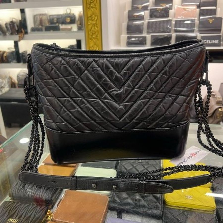 東區正精品㊣CHANEL A93824 Gabrielle HOBO SO BLACK 香奈兒黑色牛皮山行紋黑色皮穿鍊帶流浪包肩背包斜背包中號 RZ6550-6