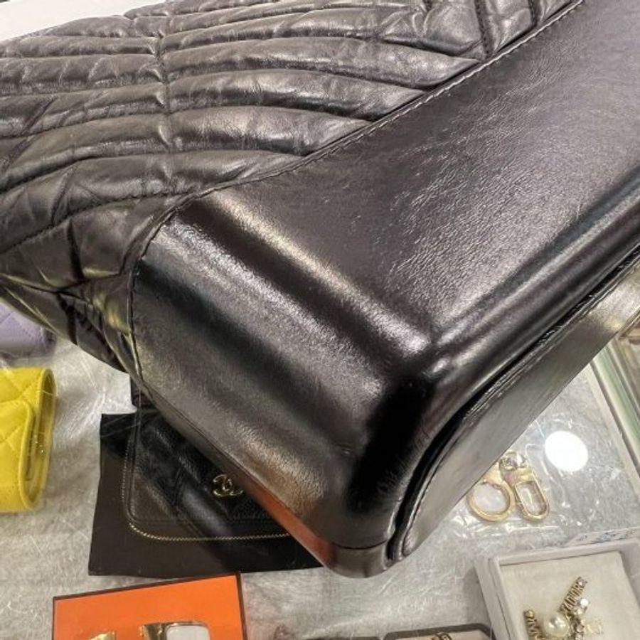 東區正精品㊣CHANEL A93824 Gabrielle HOBO SO BLACK 香奈兒黑色牛皮山行紋黑色皮穿鍊帶流浪包肩背包斜背包中號 RZ6550-10