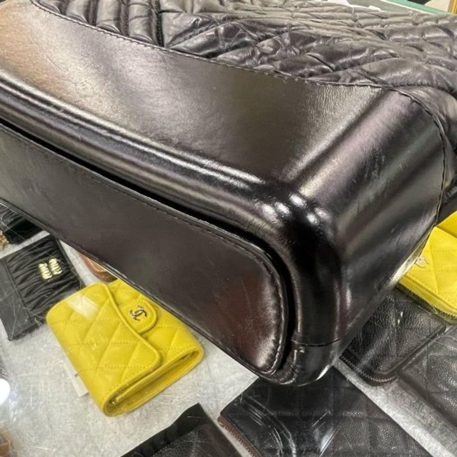 東區正精品㊣CHANEL A93824 Gabrielle HOBO SO BLACK 香奈兒黑色牛皮山行紋黑色皮穿鍊帶流浪包肩背包斜背包中號 RZ6550-11