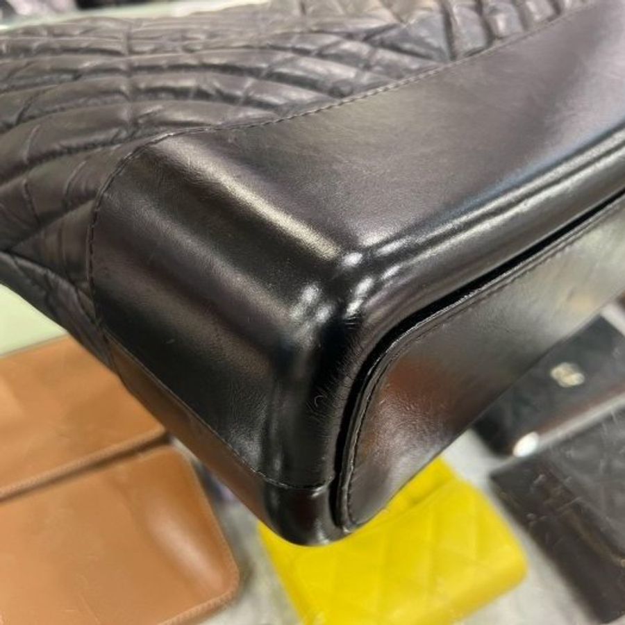 東區正精品㊣CHANEL A93824 Gabrielle HOBO SO BLACK 香奈兒黑色牛皮山行紋黑色皮穿鍊帶流浪包肩背包斜背包中號 RZ6550-12