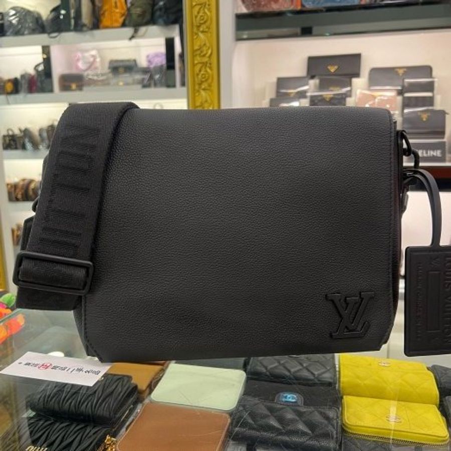 東區正精品㊣LV Takeoff M57080 黑色牛皮黑字方型吸釦式翻蓋肩背包斜背包男包 RZ6551-0