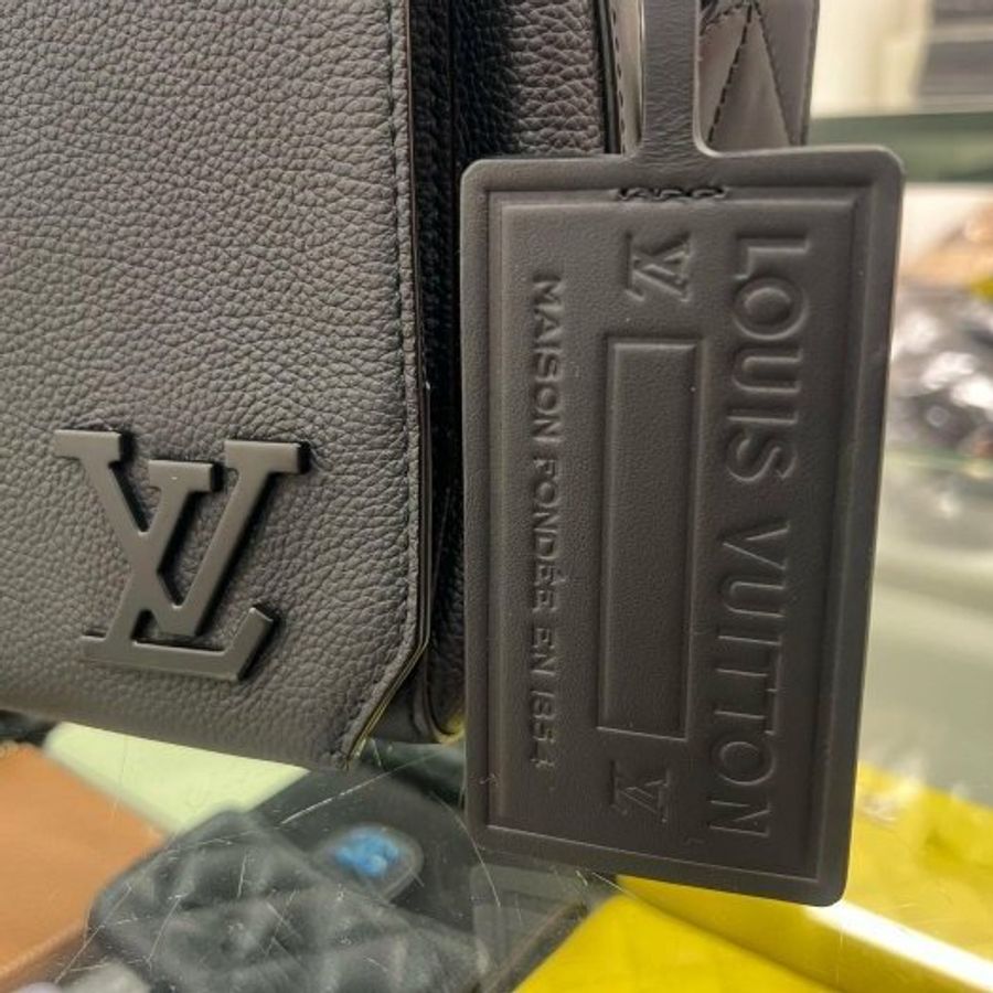 東區正精品㊣LV Takeoff M57080 黑色牛皮黑字方型吸釦式翻蓋肩背包斜背包男包 RZ6551-1