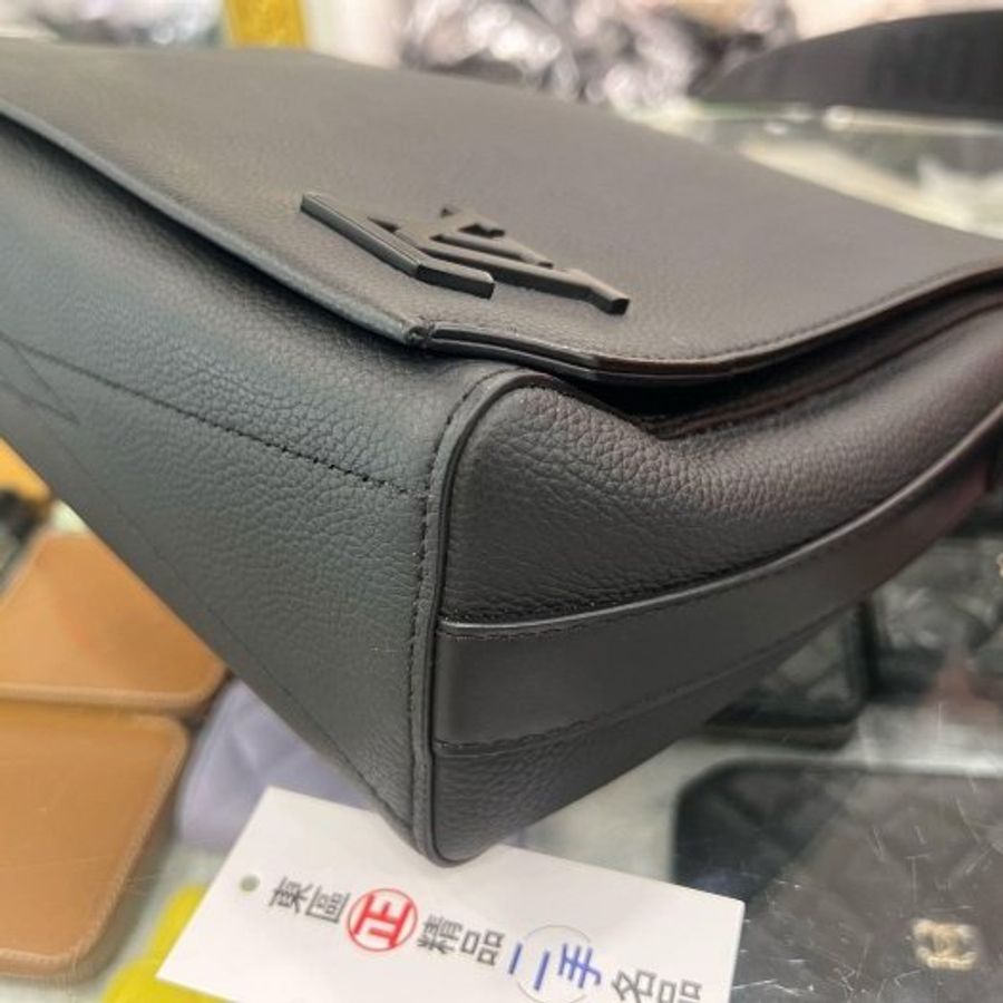 東區正精品㊣LV Takeoff M57080 黑色牛皮黑字方型吸釦式翻蓋肩背包斜背包男包 RZ6551-6