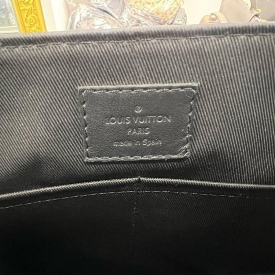 東區正精品㊣LV Takeoff M57080 黑色牛皮黑字方型吸釦式翻蓋肩背包斜背包男包 RZ6551-13