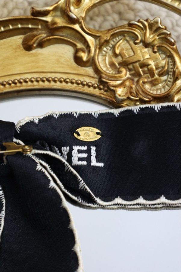 Chanel 94年春夏海报款黑色蝴蝶结字母胸针-13