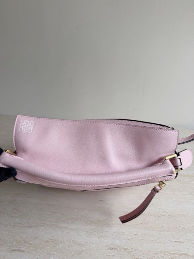 Loewe羅意威 Puzzle櫻花粉中號 底長29cm-4
