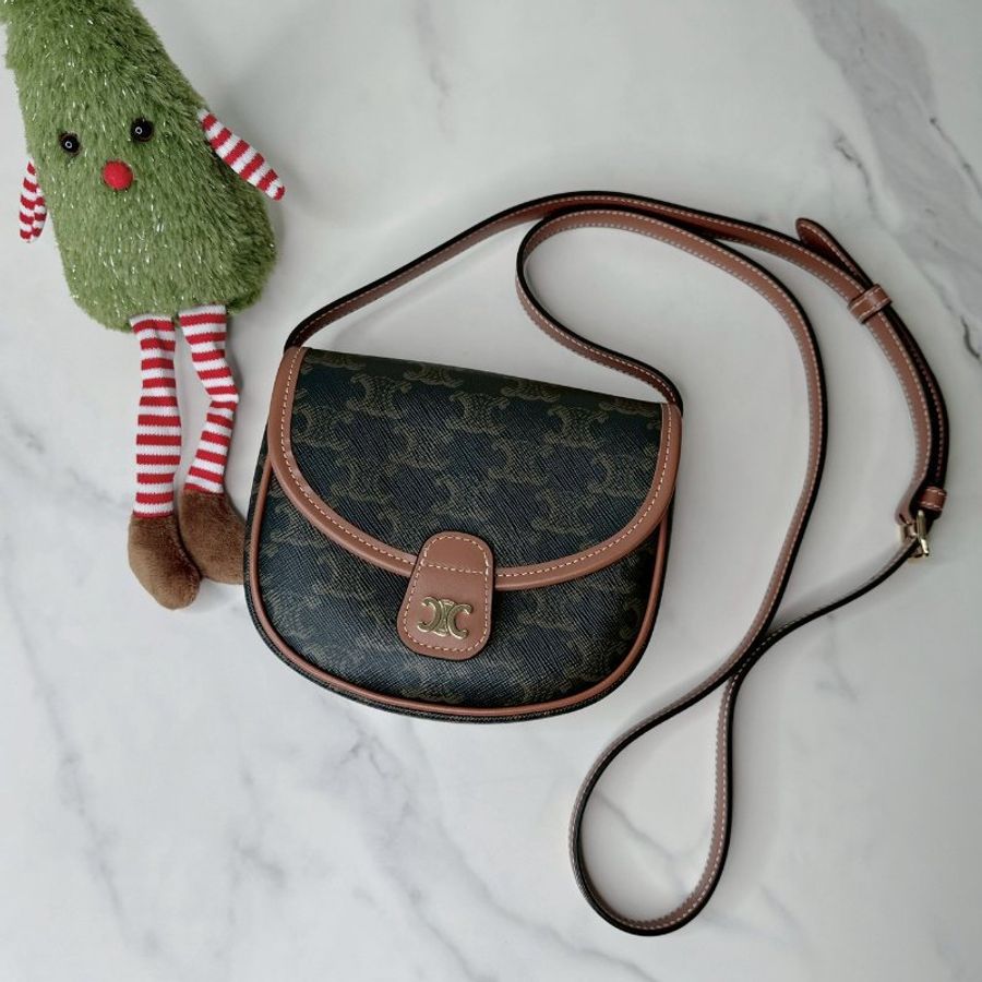CELINE 全新Triomphe迷你馬鞍包-0