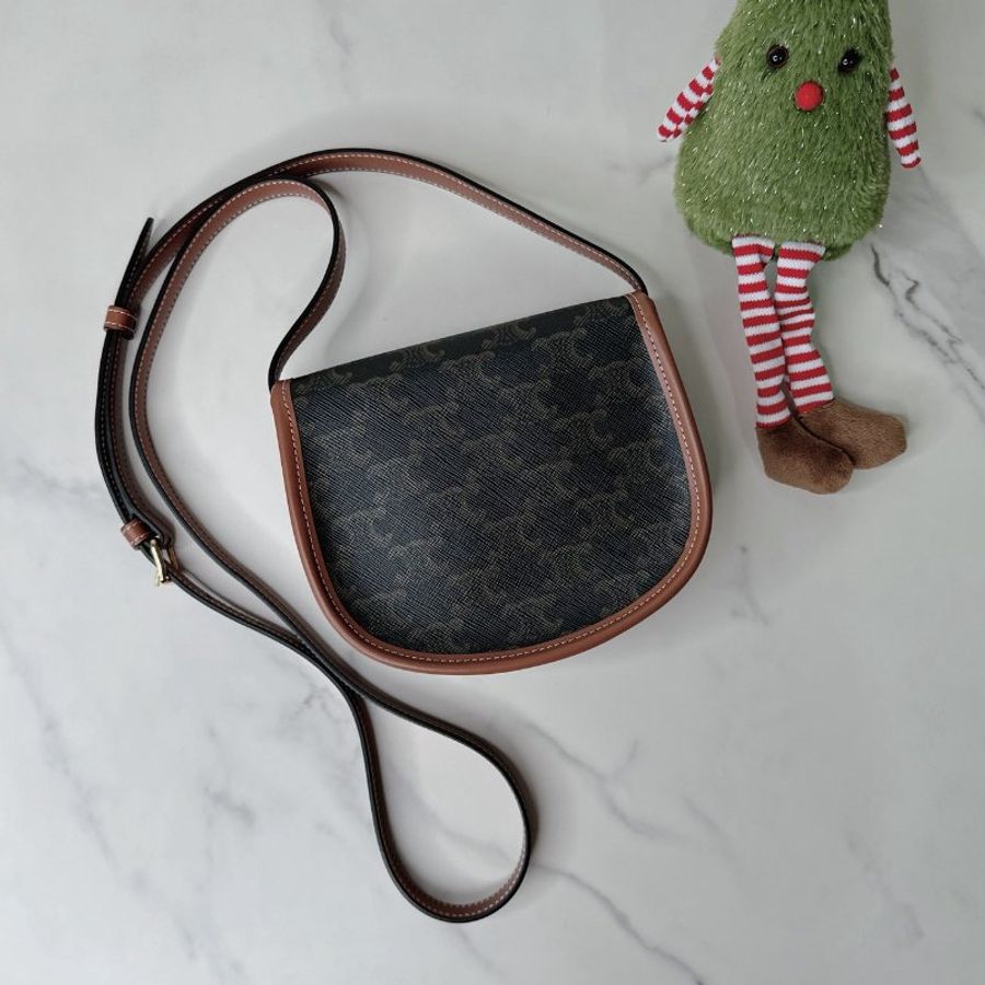 CELINE 全新Triomphe迷你馬鞍包-1