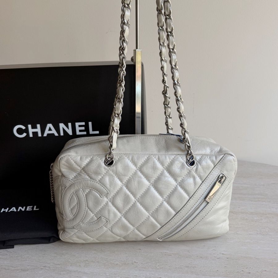 Chanel香奈兒康鵬系灰白色枕頭包+11開 底長27-0