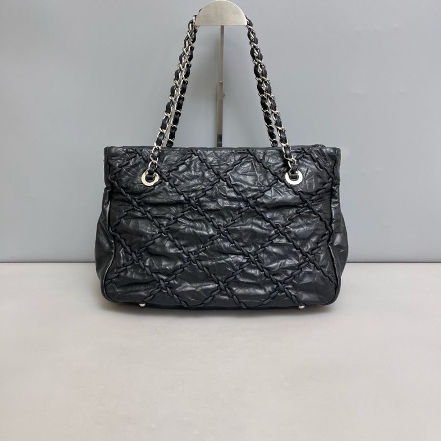 Chanel黑色油蠟皮皺褶外縫線泡芙tote-1