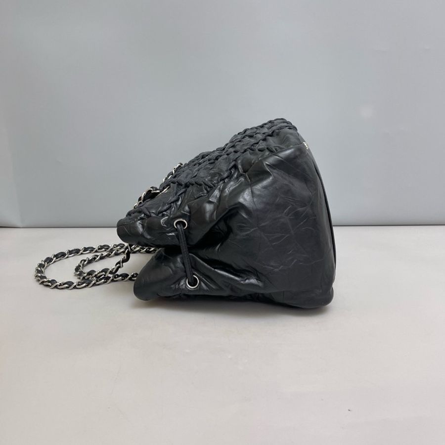 Chanel黑色油蠟皮皺褶外縫線泡芙tote-3