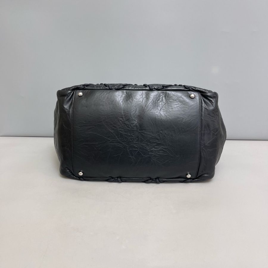Chanel黑色油蠟皮皺褶外縫線泡芙tote-4